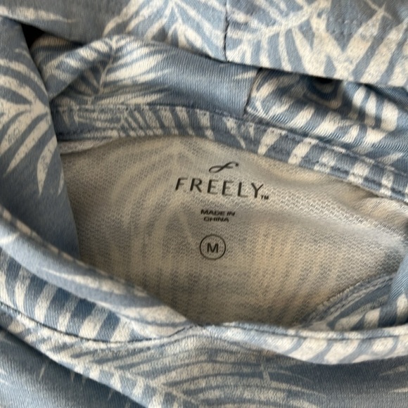 Freely Tropical Print Cropped Hoodie Light Blue  EUC Sz M - Picture 3 of 8